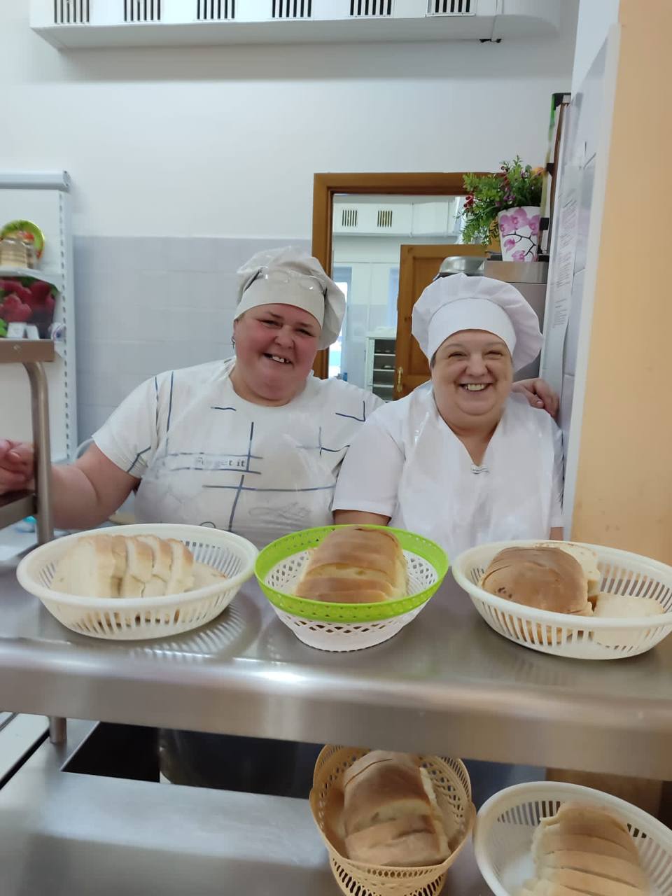 Работники нашей столовой во время рабочего дня.